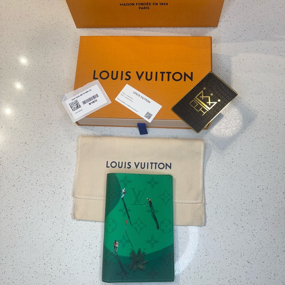 LOUIS VUITTON GOLF PASSPORT COVER - Picture 2 of 9